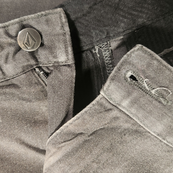 Men's Volcom 9" Distressed Flat Front Shorts - Picture 2 of 6